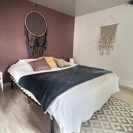 Le Grandthille Apartment ชาลงส์-อ็อง-ชองปาญ ภายนอก รูปภาพ